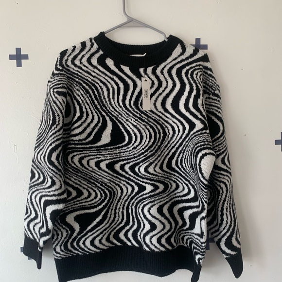 Oversized, black and white patterned soft sweater! - Picture 3 of 7